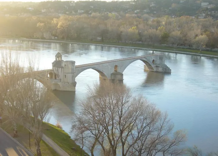 Studio Charmant Et Calme Villeneuve Les Avignon Entree Et Cour Independantes Climatisation Piscine Parking